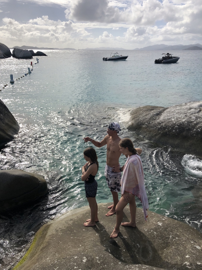 Virgin Gorda, The Baths, Devil's Bay, на камне