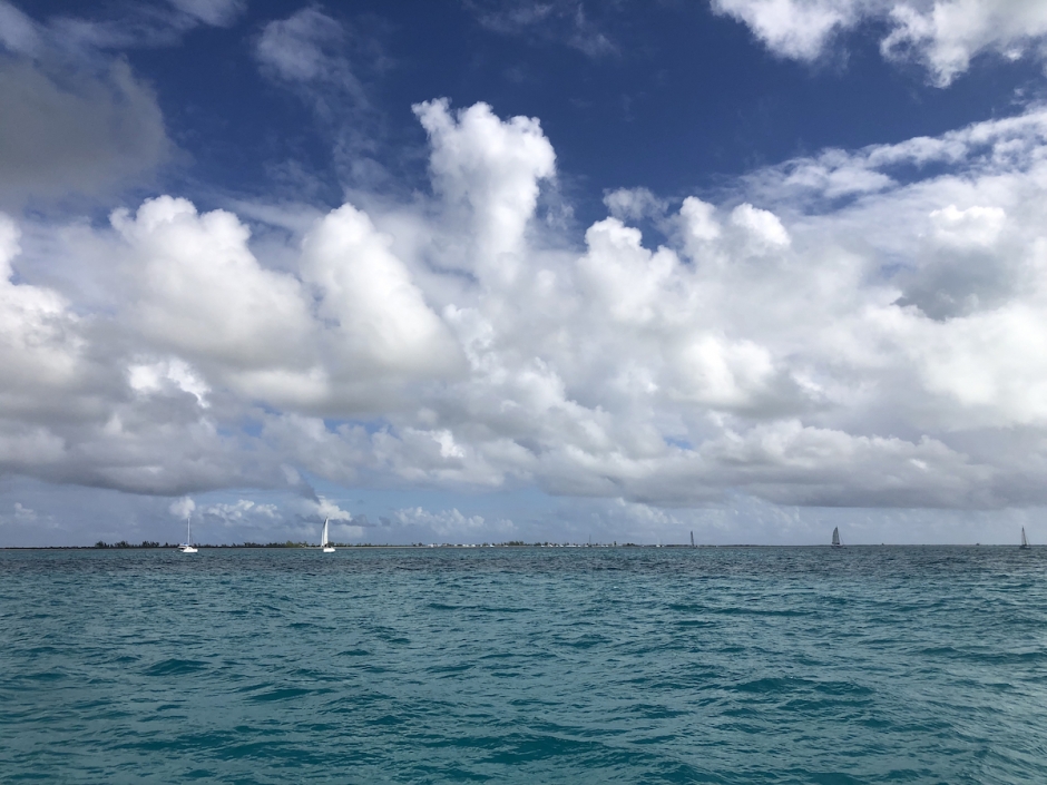 Переход Virgin Gorda - Anegada, приближаемся ко входу в канал в бухту