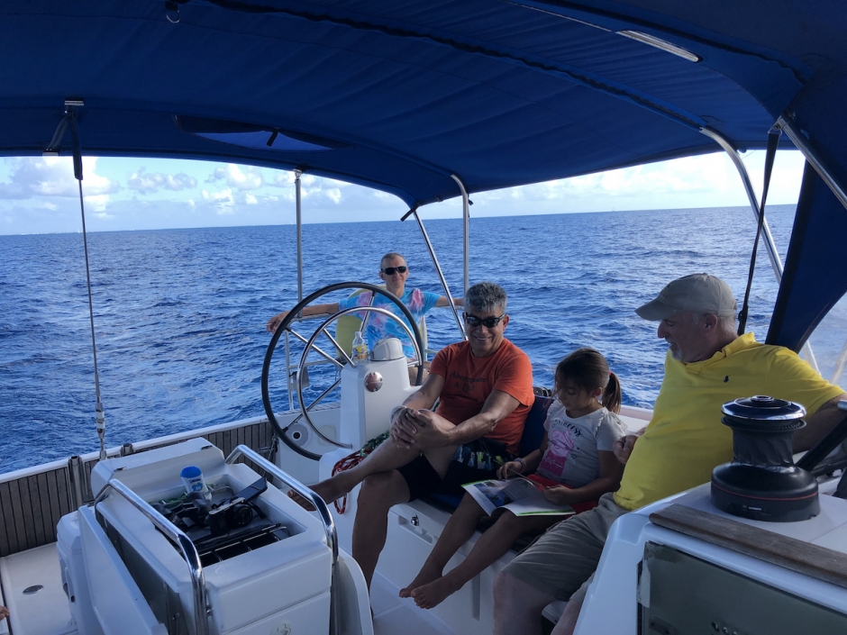 Переход Anegada - Marina Cay, юнга за штурвалом - все отдыхают