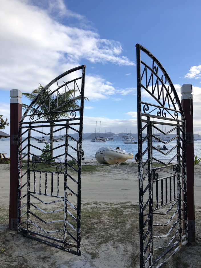 Jost Van Dyke, Great Harbor, церковные ворота в разрушенной ураганом церкви