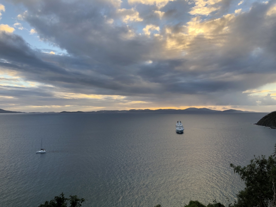 Jost Van Dyke, вид на вход в Great Harbor, по дороге на Little Harbor