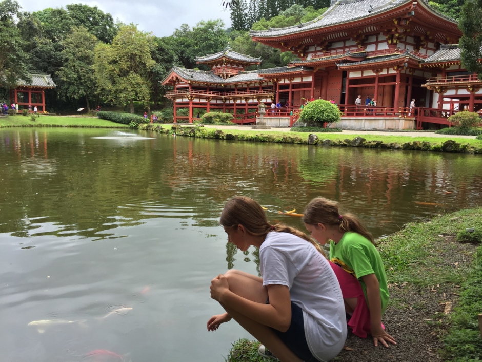 The Byodo-In Temple, рыбы и дети